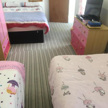 Pink House ,Opposite Beach ,Sleeps 6 , 2 Bedroom Ground Floor Self Contained Garden Flat , Private Entrance , Kitchen , Guaranteed Parking ,Wifi , Movies ,Bathroom ,Fridge , Microwave ,Bedroom 1, Double Bed & 2 Single Beds ,Bedroom 2 , Double Bed Paignton Exteriér fotografie