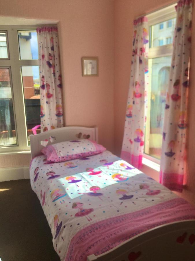 Pink House ,Opposite Beach ,Sleeps 6 , 2 Bedroom Ground Floor Self Contained Garden Flat , Private Entrance , Kitchen , Guaranteed Parking ,Wifi , Movies ,Bathroom ,Fridge , Microwave ,Bedroom 1, Double Bed & 2 Single Beds ,Bedroom 2 , Double Bed Paignton Exteriér fotografie