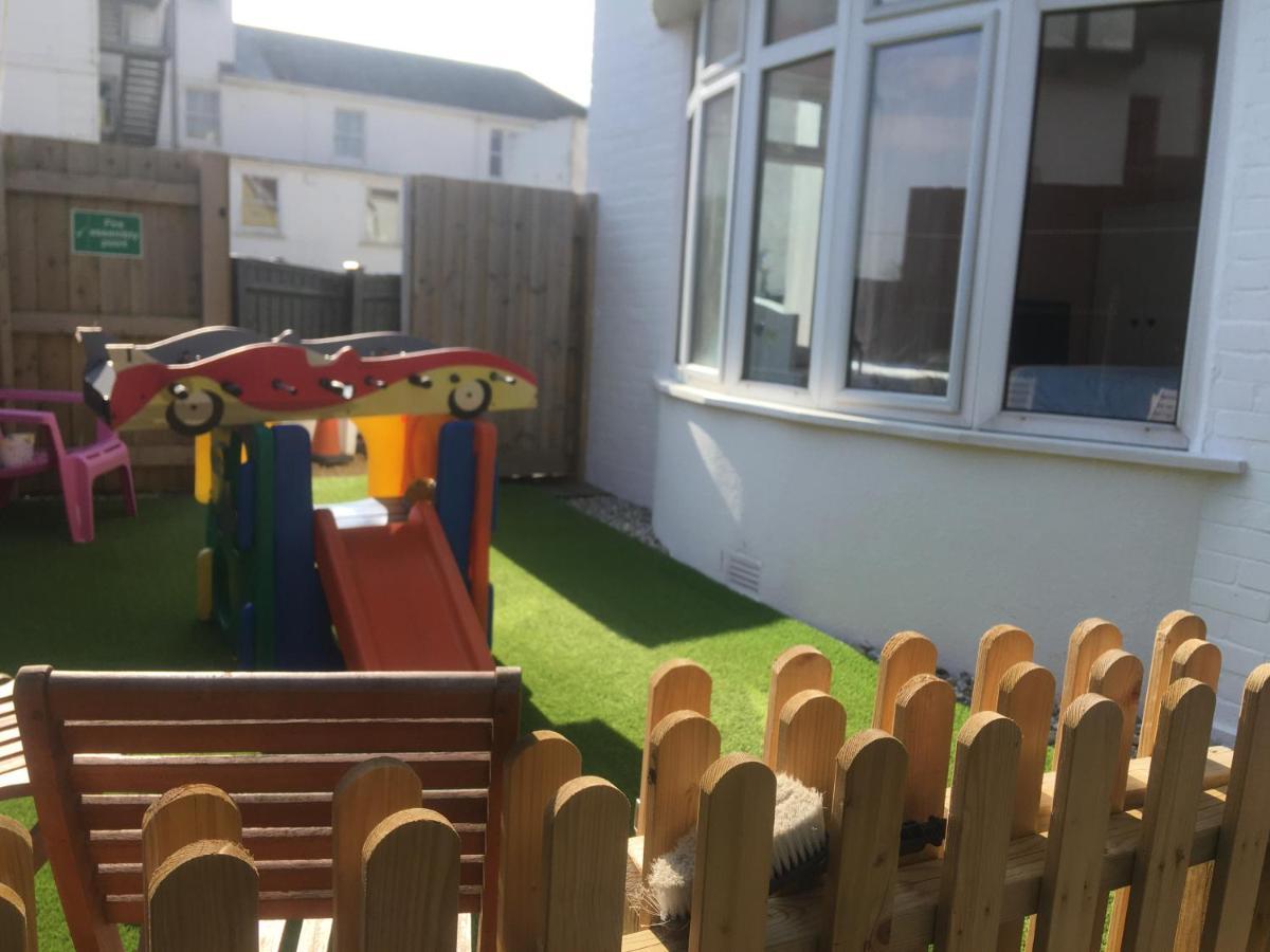 Pink House ,Opposite Beach ,Sleeps 6 , 2 Bedroom Ground Floor Self Contained Garden Flat , Private Entrance , Kitchen , Guaranteed Parking ,Wifi , Movies ,Bathroom ,Fridge , Microwave ,Bedroom 1, Double Bed & 2 Single Beds ,Bedroom 2 , Double Bed Paignton Exteriér fotografie