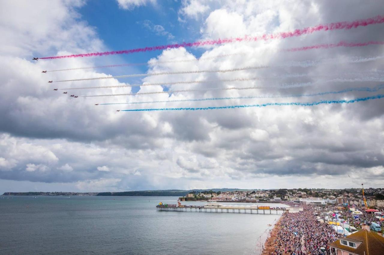 Pink House ,Opposite Beach ,Sleeps 6 , 2 Bedroom Ground Floor Self Contained Garden Flat , Private Entrance , Kitchen , Guaranteed Parking ,Wifi , Movies ,Bathroom ,Fridge , Microwave ,Bedroom 1, Double Bed & 2 Single Beds ,Bedroom 2 , Double Bed Paignton Exteriér fotografie
