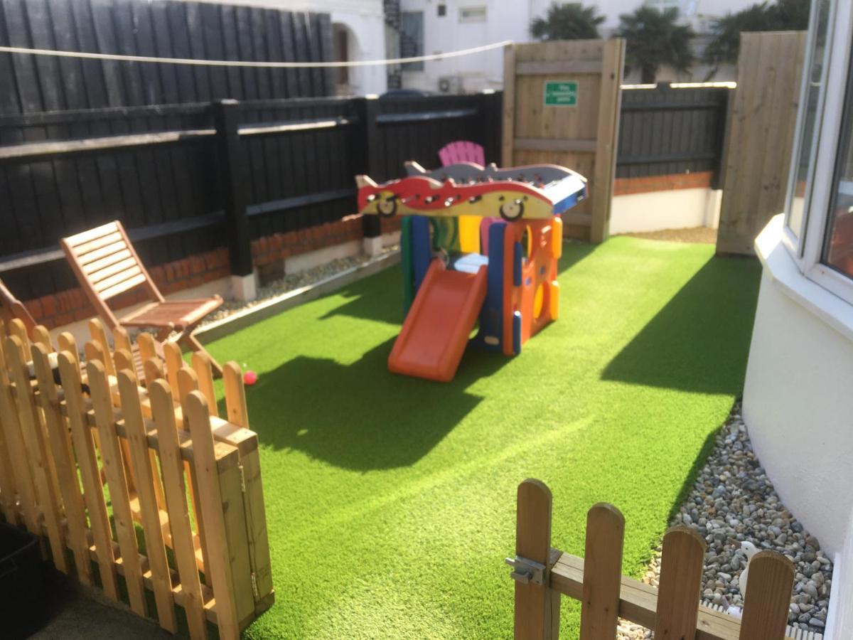 Pink House ,Opposite Beach ,Sleeps 6 , 2 Bedroom Ground Floor Self Contained Garden Flat , Private Entrance , Kitchen , Guaranteed Parking ,Wifi , Movies ,Bathroom ,Fridge , Microwave ,Bedroom 1, Double Bed & 2 Single Beds ,Bedroom 2 , Double Bed Paignton Exteriér fotografie