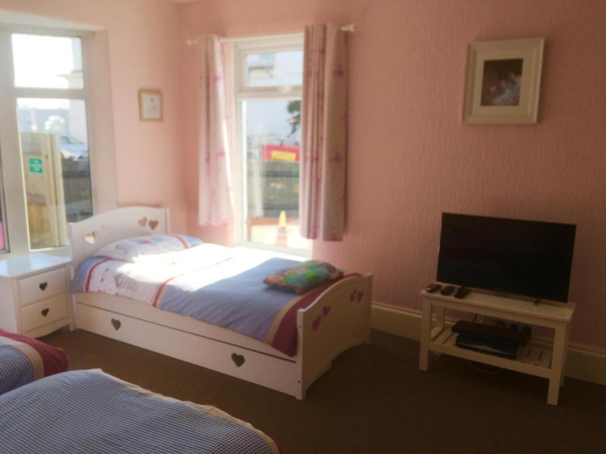 Pink House ,Opposite Beach ,Sleeps 6 , 2 Bedroom Ground Floor Self Contained Garden Flat , Private Entrance , Kitchen , Guaranteed Parking ,Wifi , Movies ,Bathroom ,Fridge , Microwave ,Bedroom 1, Double Bed & 2 Single Beds ,Bedroom 2 , Double Bed Paignton Exteriér fotografie