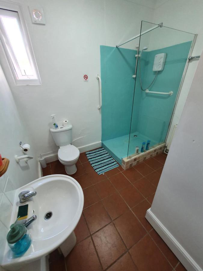 Pink House ,Opposite Beach ,Sleeps 6 , 2 Bedroom Ground Floor Self Contained Garden Flat , Private Entrance , Kitchen , Guaranteed Parking ,Wifi , Movies ,Bathroom ,Fridge , Microwave ,Bedroom 1, Double Bed & 2 Single Beds ,Bedroom 2 , Double Bed Paignton Exteriér fotografie