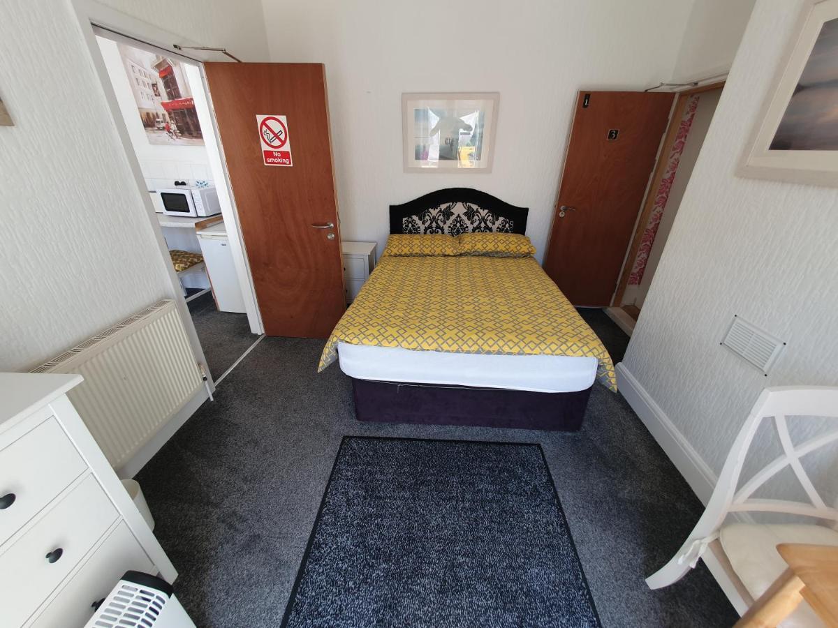 Pink House ,Opposite Beach ,Sleeps 6 , 2 Bedroom Ground Floor Self Contained Garden Flat , Private Entrance , Kitchen , Guaranteed Parking ,Wifi , Movies ,Bathroom ,Fridge , Microwave ,Bedroom 1, Double Bed & 2 Single Beds ,Bedroom 2 , Double Bed Paignton Exteriér fotografie