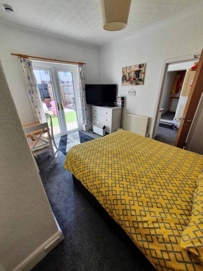 Pink House ,Opposite Beach ,Sleeps 6 , 2 Bedroom Ground Floor Self Contained Garden Flat , Private Entrance , Kitchen , Guaranteed Parking ,Wifi , Movies ,Bathroom ,Fridge , Microwave ,Bedroom 1, Double Bed & 2 Single Beds ,Bedroom 2 , Double Bed Paignton Exteriér fotografie