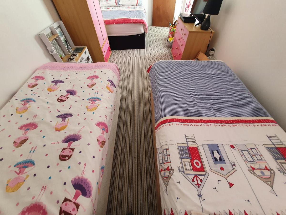 Pink House ,Opposite Beach ,Sleeps 6 , 2 Bedroom Ground Floor Self Contained Garden Flat , Private Entrance , Kitchen , Guaranteed Parking ,Wifi , Movies ,Bathroom ,Fridge , Microwave ,Bedroom 1, Double Bed & 2 Single Beds ,Bedroom 2 , Double Bed Paignton Exteriér fotografie
