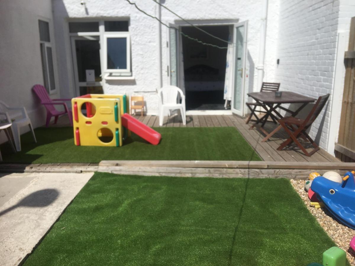 Pink House ,Opposite Beach ,Sleeps 6 , 2 Bedroom Ground Floor Self Contained Garden Flat , Private Entrance , Kitchen , Guaranteed Parking ,Wifi , Movies ,Bathroom ,Fridge , Microwave ,Bedroom 1, Double Bed & 2 Single Beds ,Bedroom 2 , Double Bed Paignton Exteriér fotografie