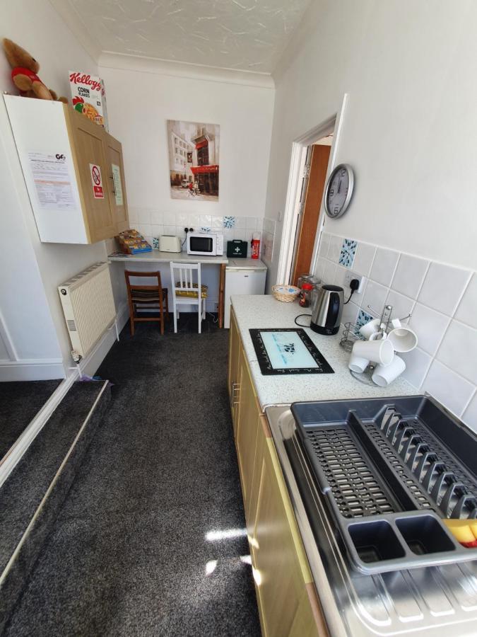 Pink House ,Opposite Beach ,Sleeps 6 , 2 Bedroom Ground Floor Self Contained Garden Flat , Private Entrance , Kitchen , Guaranteed Parking ,Wifi , Movies ,Bathroom ,Fridge , Microwave ,Bedroom 1, Double Bed & 2 Single Beds ,Bedroom 2 , Double Bed Paignton Exteriér fotografie