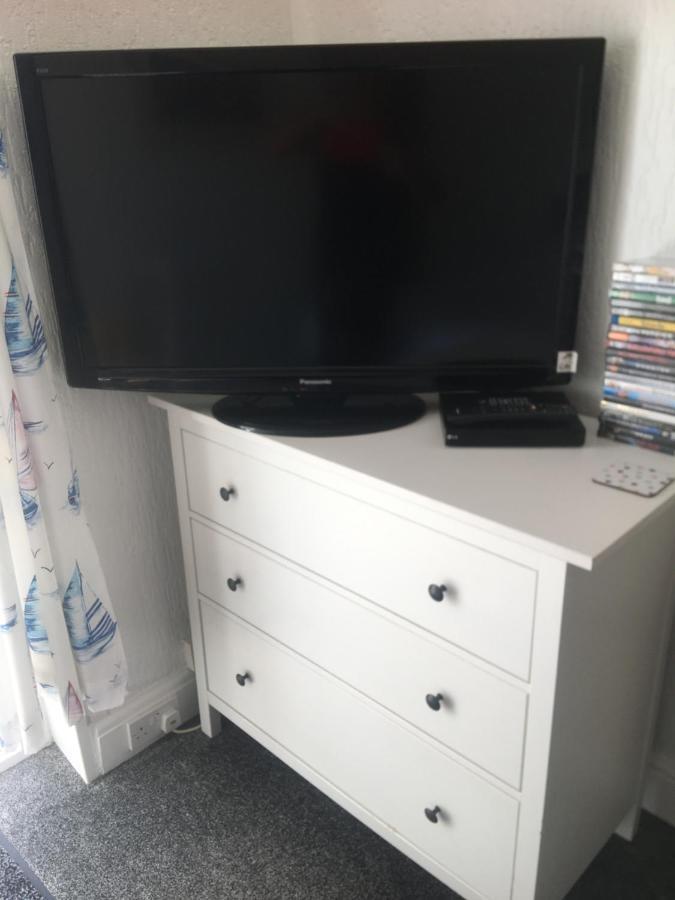 Pink House ,Opposite Beach ,Sleeps 6 , 2 Bedroom Ground Floor Self Contained Garden Flat , Private Entrance , Kitchen , Guaranteed Parking ,Wifi , Movies ,Bathroom ,Fridge , Microwave ,Bedroom 1, Double Bed & 2 Single Beds ,Bedroom 2 , Double Bed Paignton Exteriér fotografie