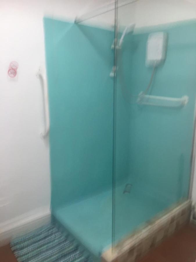 Pink House ,Opposite Beach ,Sleeps 6 , 2 Bedroom Ground Floor Self Contained Garden Flat , Private Entrance , Kitchen , Guaranteed Parking ,Wifi , Movies ,Bathroom ,Fridge , Microwave ,Bedroom 1, Double Bed & 2 Single Beds ,Bedroom 2 , Double Bed Paignton Exteriér fotografie