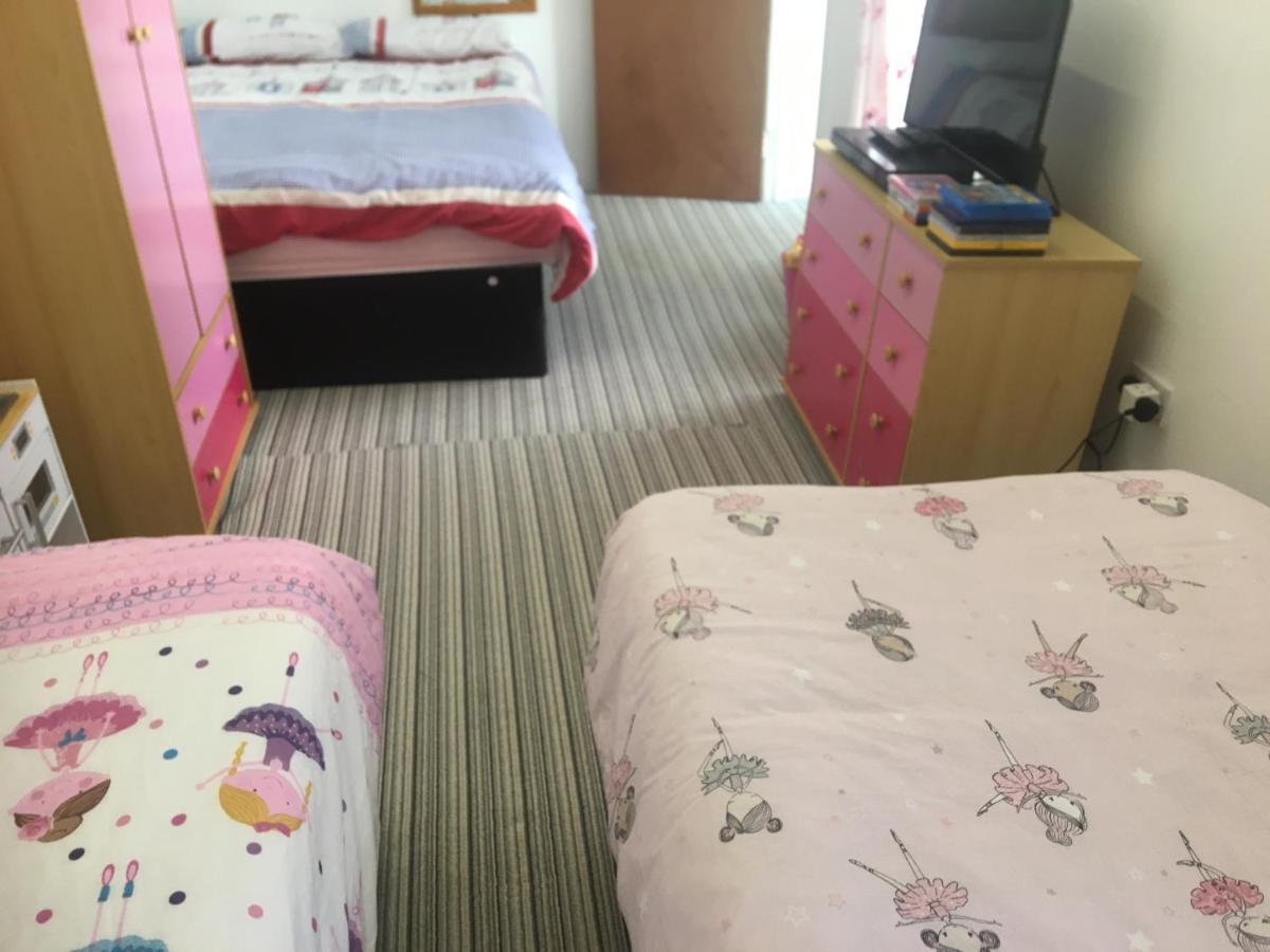 Pink House ,Opposite Beach ,Sleeps 6 , 2 Bedroom Ground Floor Self Contained Garden Flat , Private Entrance , Kitchen , Guaranteed Parking ,Wifi , Movies ,Bathroom ,Fridge , Microwave ,Bedroom 1, Double Bed & 2 Single Beds ,Bedroom 2 , Double Bed Paignton Exteriér fotografie