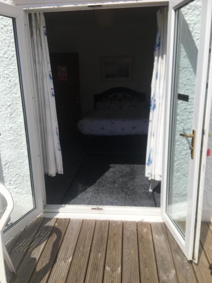 Pink House ,Opposite Beach ,Sleeps 6 , 2 Bedroom Ground Floor Self Contained Garden Flat , Private Entrance , Kitchen , Guaranteed Parking ,Wifi , Movies ,Bathroom ,Fridge , Microwave ,Bedroom 1, Double Bed & 2 Single Beds ,Bedroom 2 , Double Bed Paignton Exteriér fotografie
