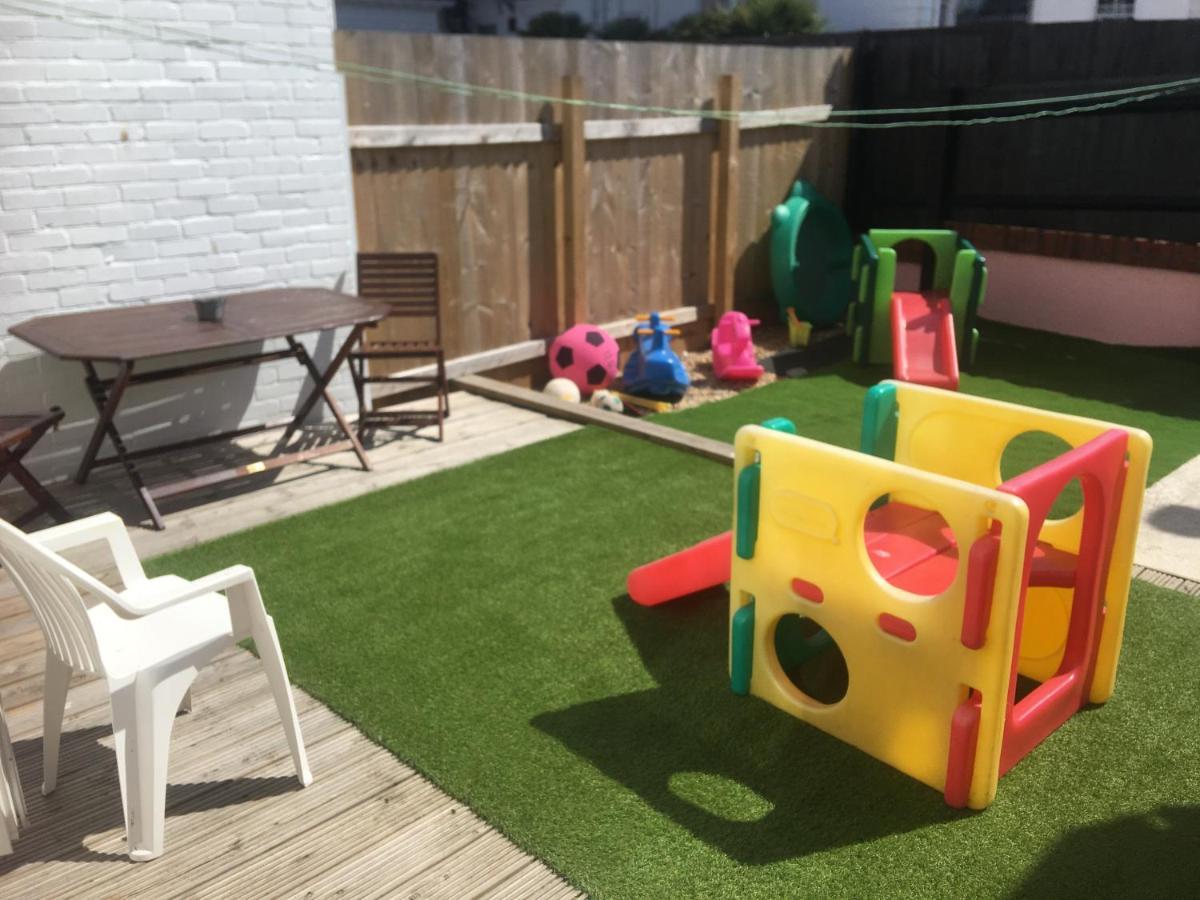 Pink House ,Opposite Beach ,Sleeps 6 , 2 Bedroom Ground Floor Self Contained Garden Flat , Private Entrance , Kitchen , Guaranteed Parking ,Wifi , Movies ,Bathroom ,Fridge , Microwave ,Bedroom 1, Double Bed & 2 Single Beds ,Bedroom 2 , Double Bed Paignton Exteriér fotografie